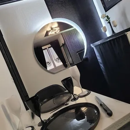 アパート Black And White ルマン