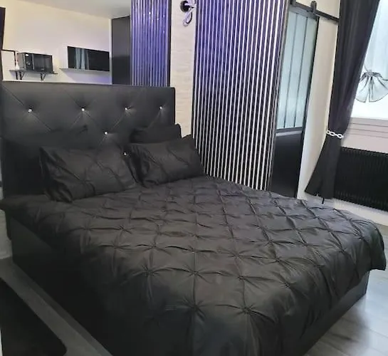 Black And White アパート ルマン