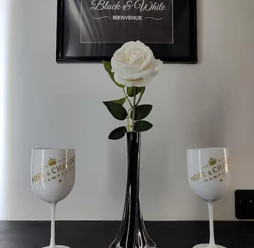 Black And White アパート *