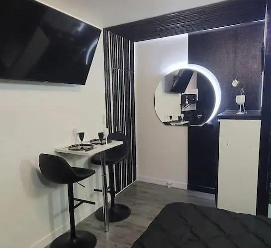 アパート Black And White